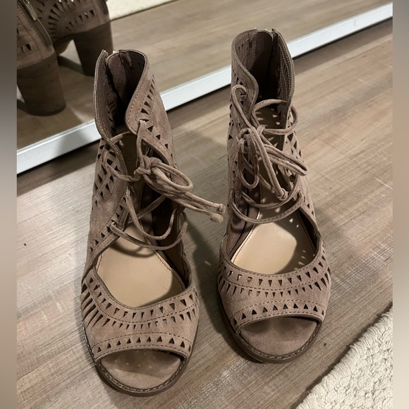 VINCE CAMUTO Women's TARITA Cutout Lace-Up Bootie - Picture 3 of 7